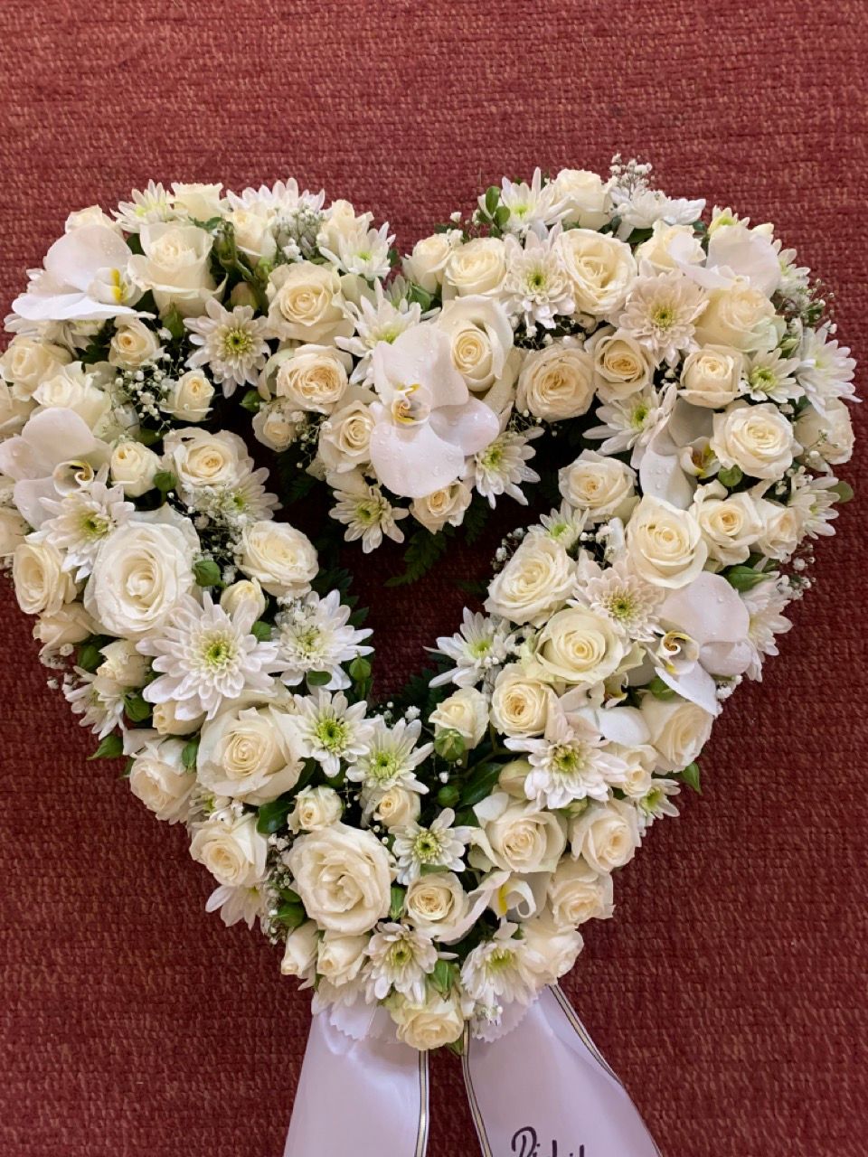 Hvite roser og orkidéer i bryllupsdekorasjon