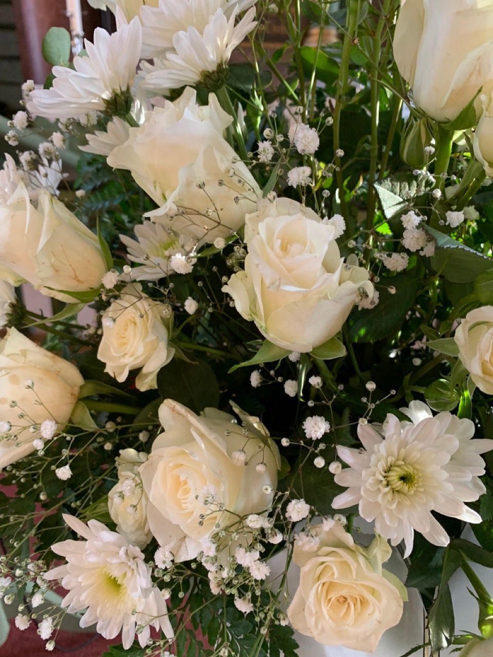 Hvit bryllupsbukett med blader og slør