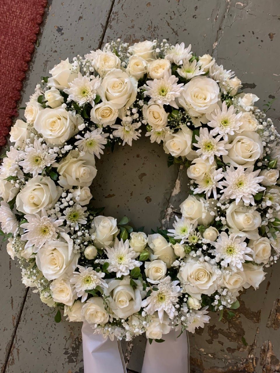 Hvit bryllupsdekorasjon med rikholdig grønt