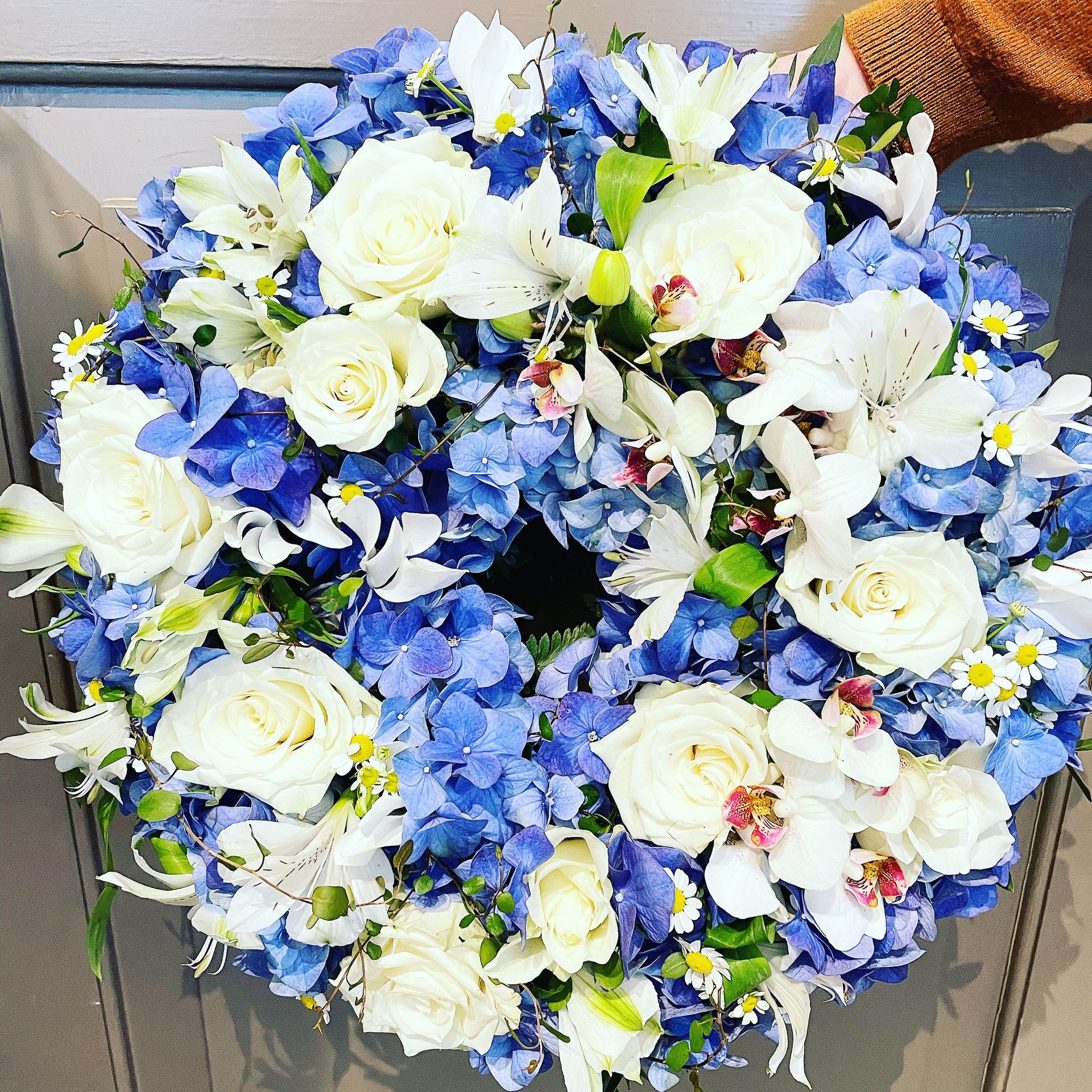 Krans i blå hortensia og hvite roser