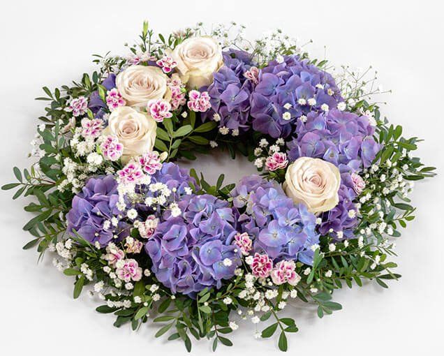 Klassisk begravelseskrans i blått, hvitt og lilla