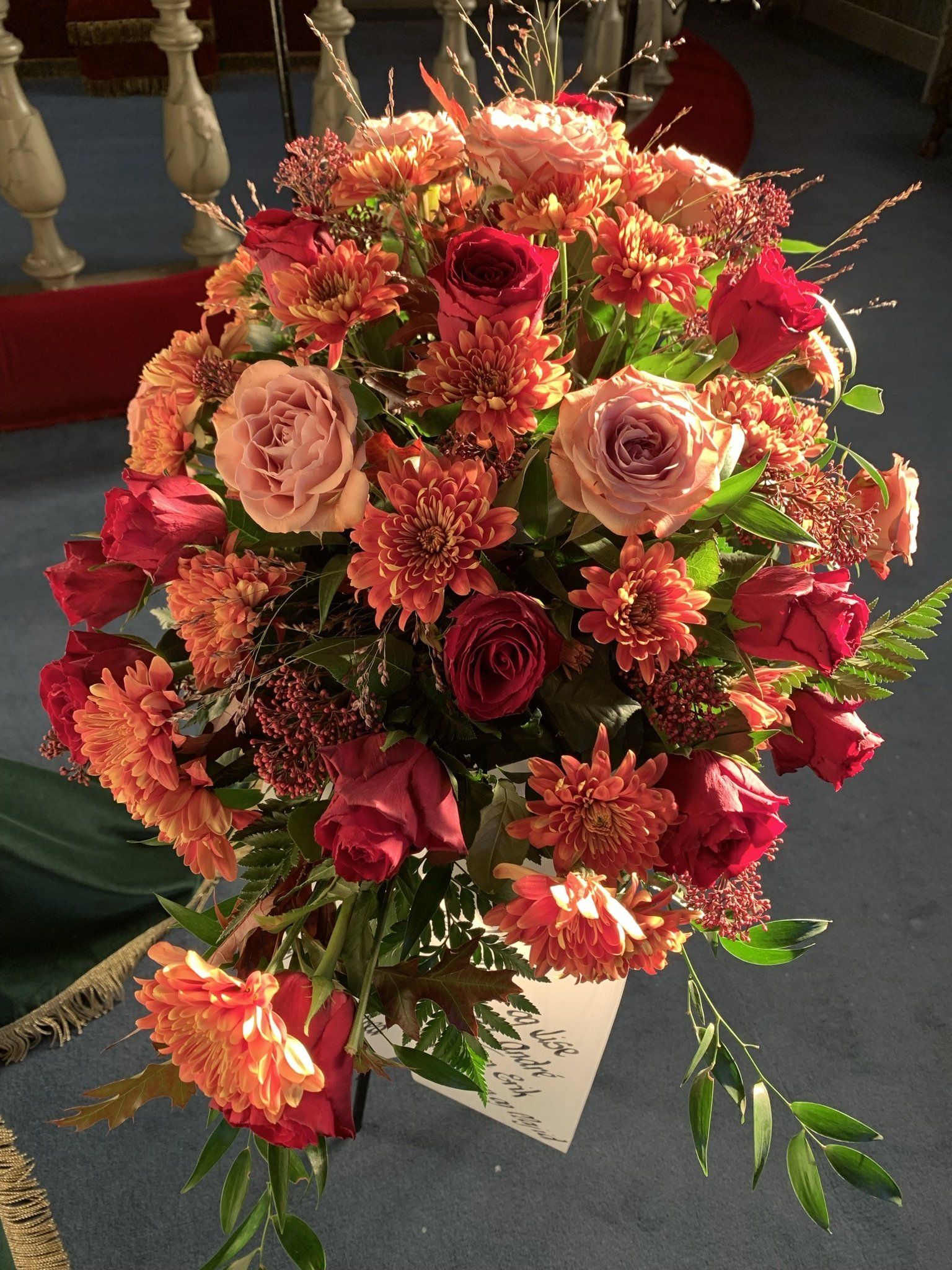 Begravelsesbukett i rust- og rosa toner