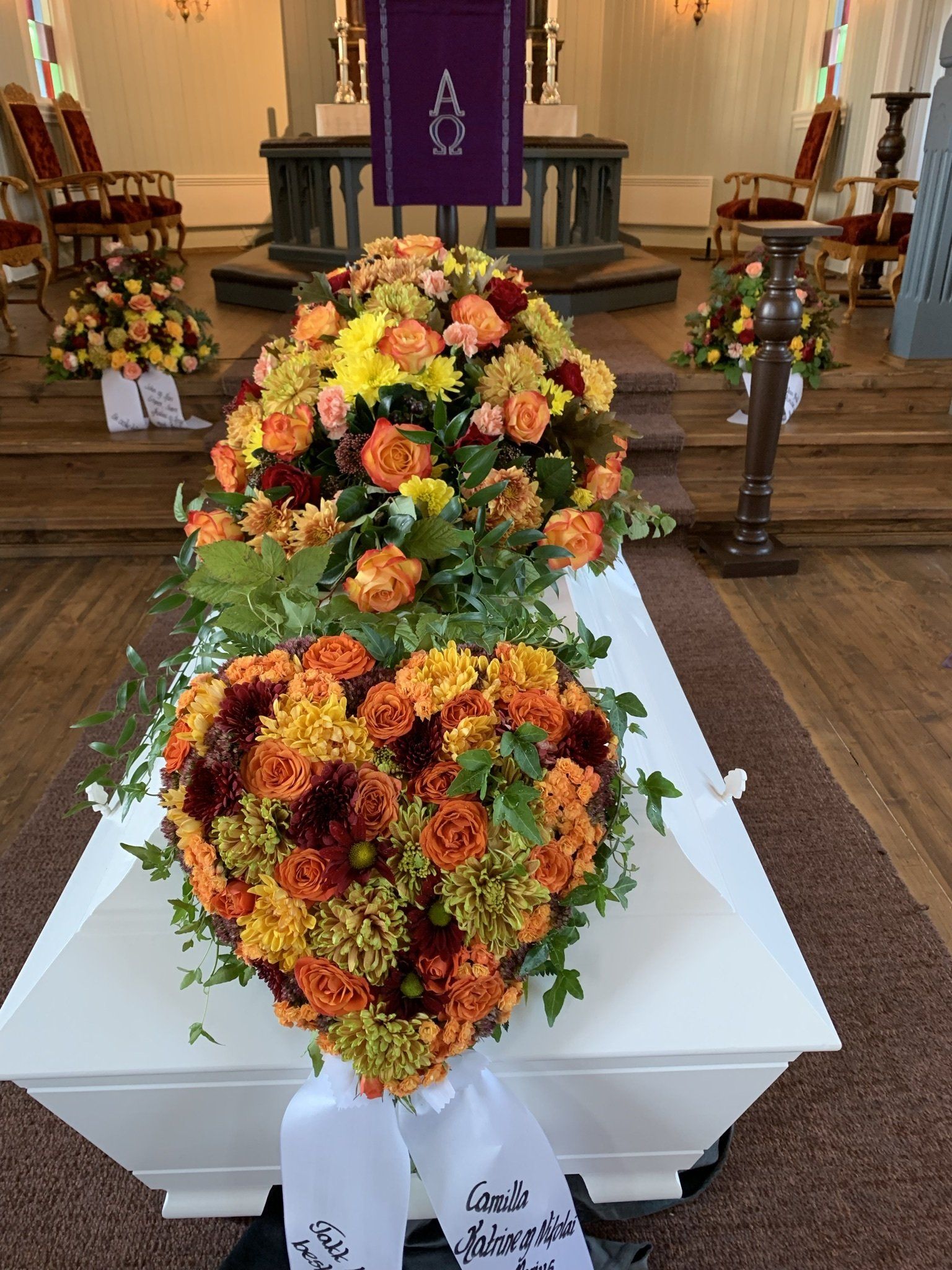 Begravelsesbukett med dahliaer og roser