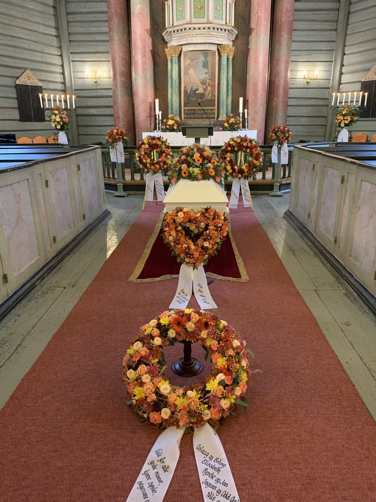 Sorgbukett i fargerike toner