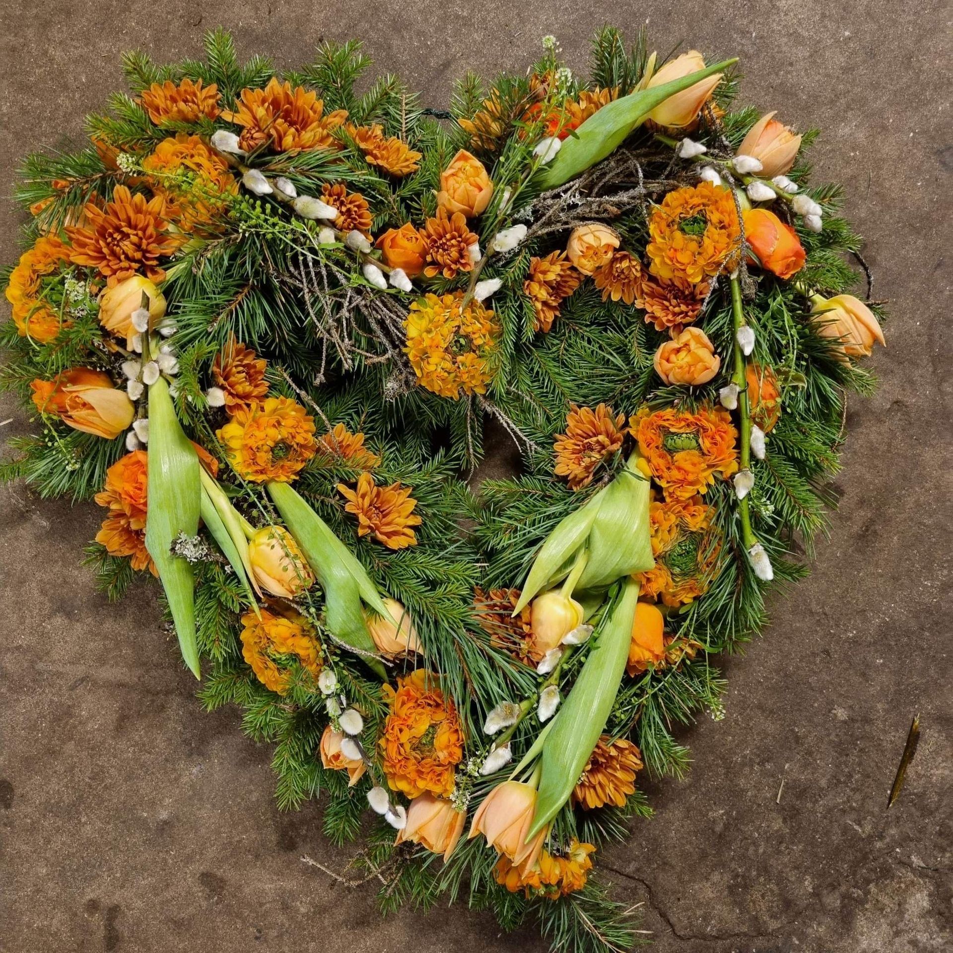 Hjerteformet krans i grønn og oransje