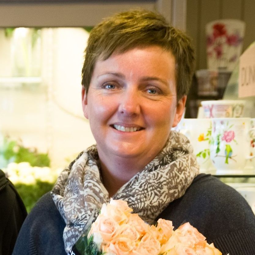 Stort utvalg friske blomster i butikken