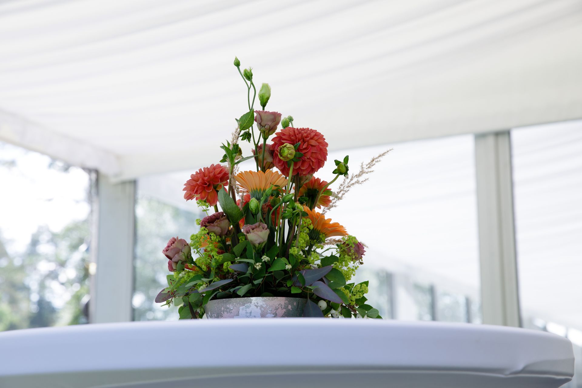 Borddekor med oransje dahliaer og gerbera