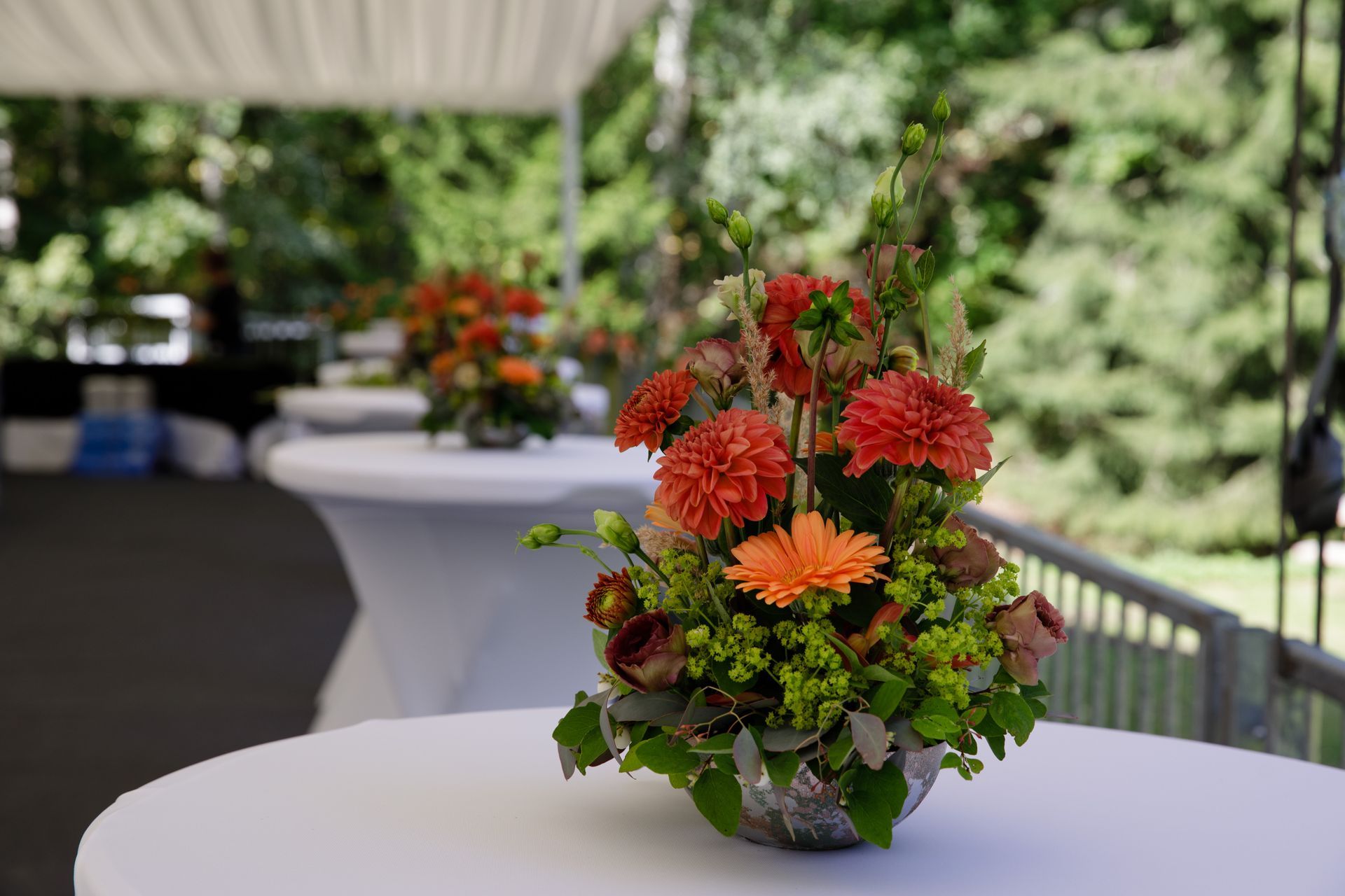 Borddekorasjon på rundbord i selskapstelt