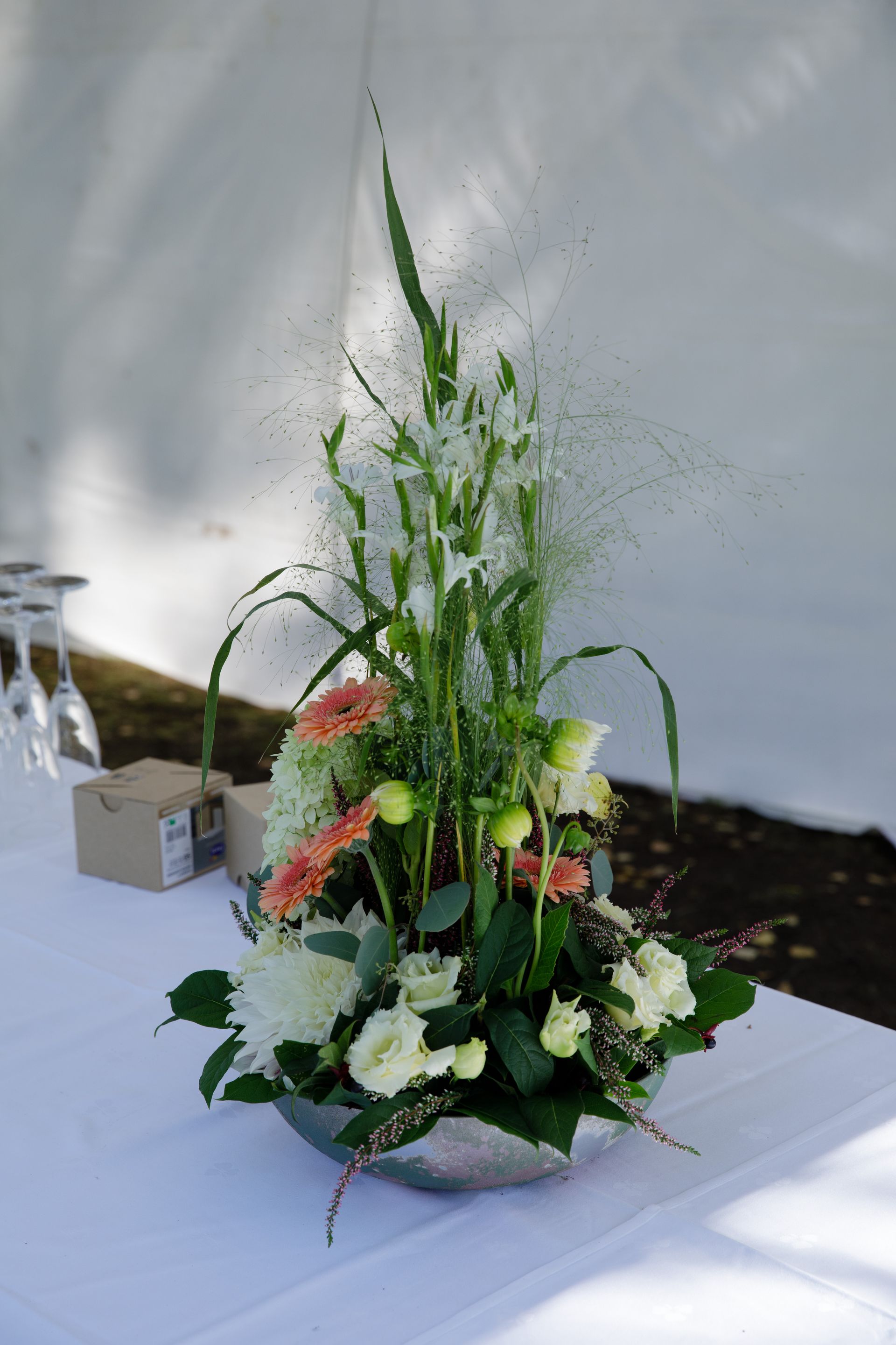 Borddekor med gerbera og hvite roser
